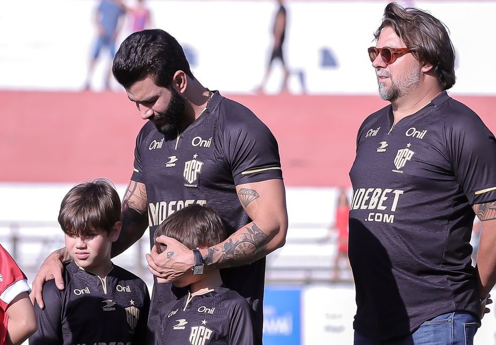 Gusttavo Lima ao lado da comissão da SAF do Paranavaí