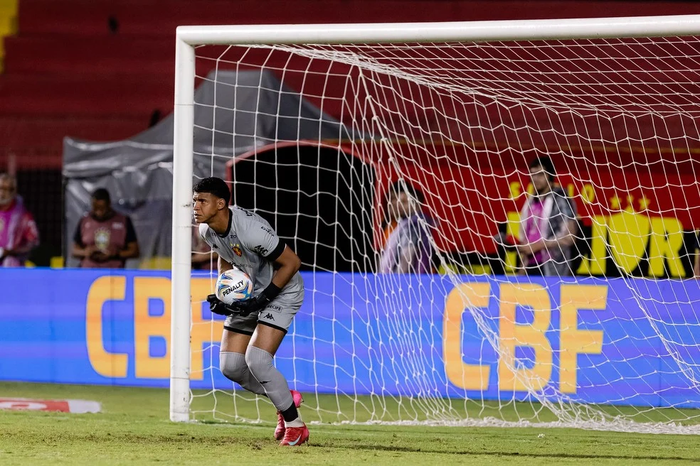 Halls deve deixar o Sport em negociação com clube de Portugal — goleiro em campo