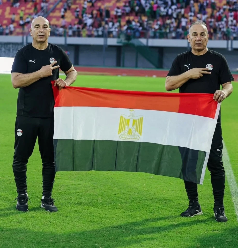 Hossam e Ibrahim Hassan comandando a seleção do Egito