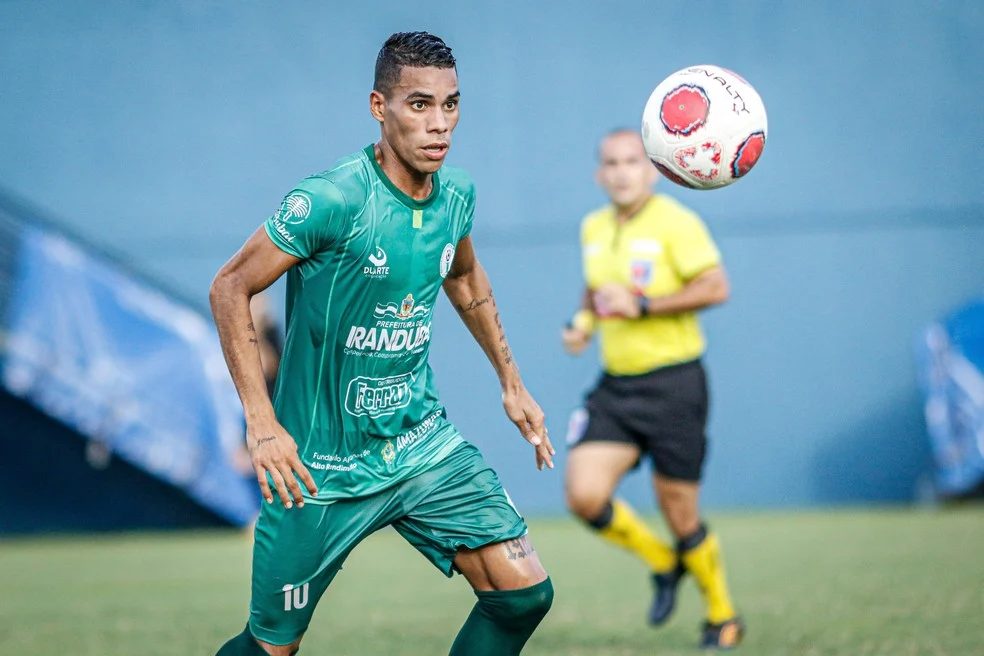 Hitalo no Sampaio em treino e ação ofensiva