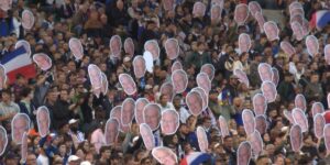 Deschamps homenageado pela torcida da França em Nantes