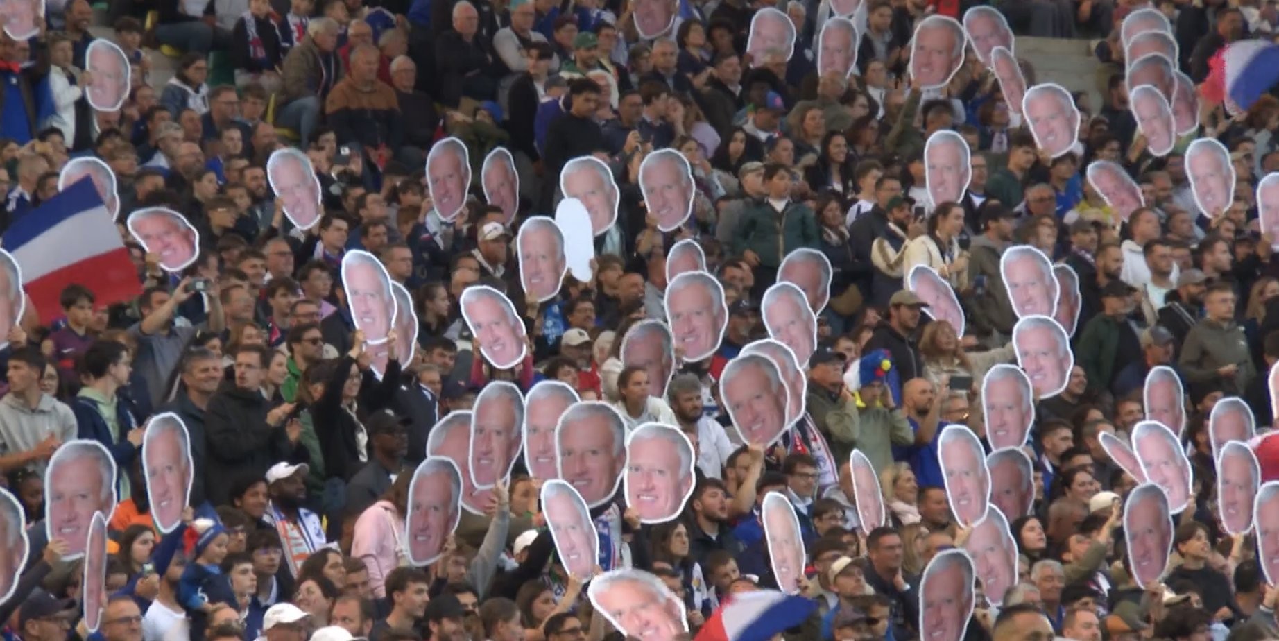 Deschamps homenageado pela torcida da França em Nantes