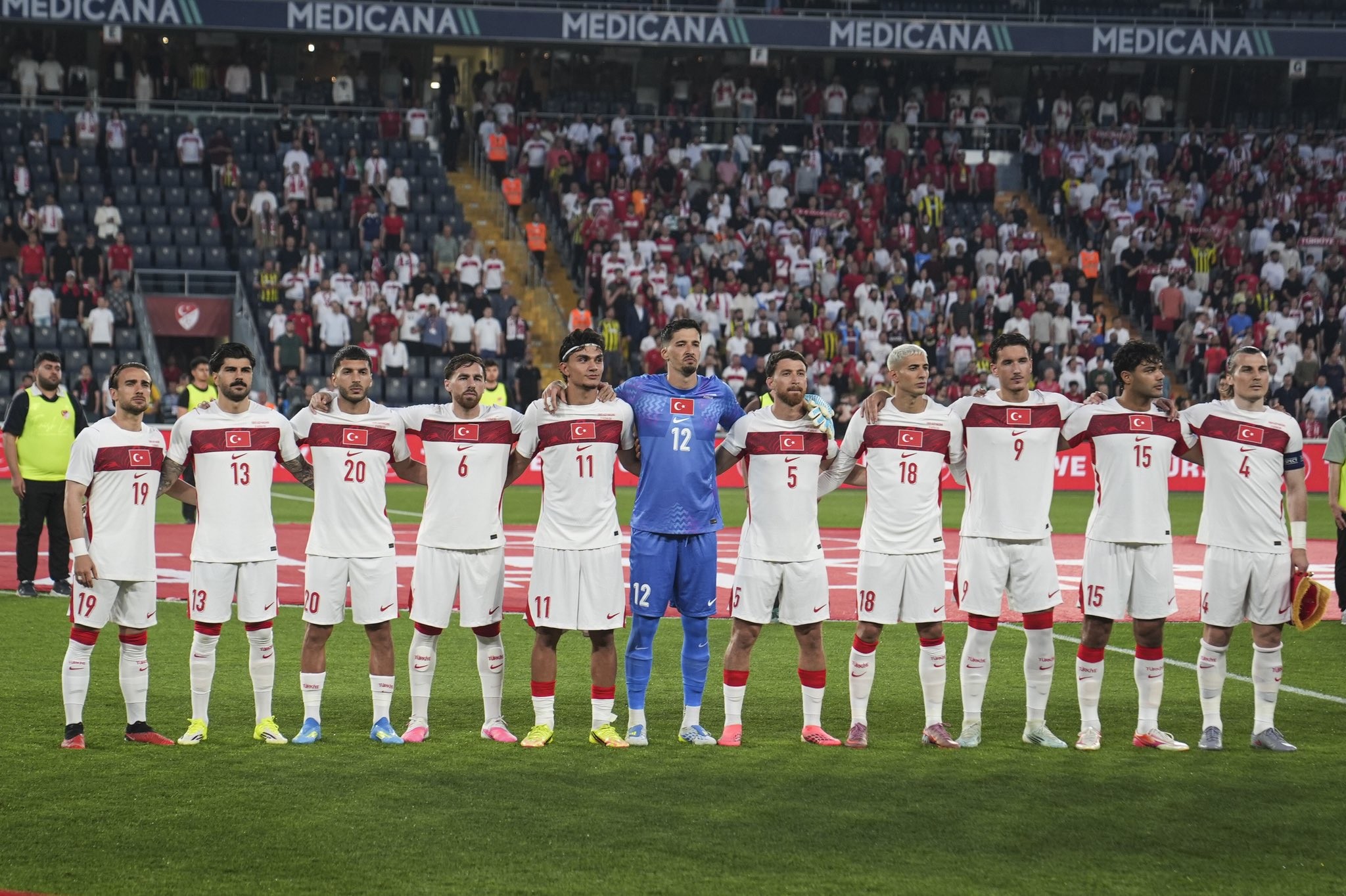 Jogadores da seleção turca posando para foto oficial com as camisas numeradas para a Copa do Mundo 2026