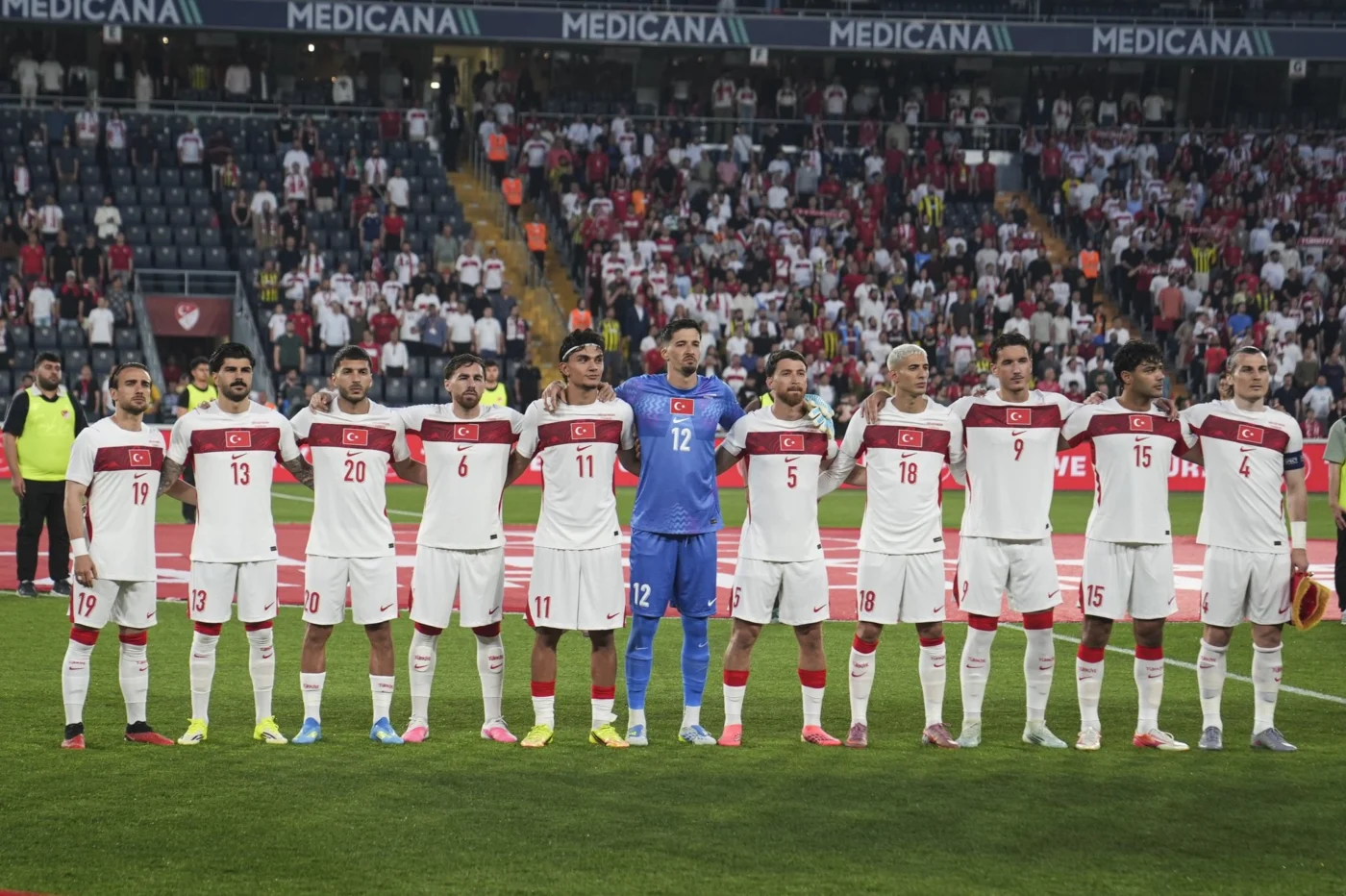 Jogadores da seleção turca posando para foto oficial com as camisas numeradas para a Copa do Mundo 2026