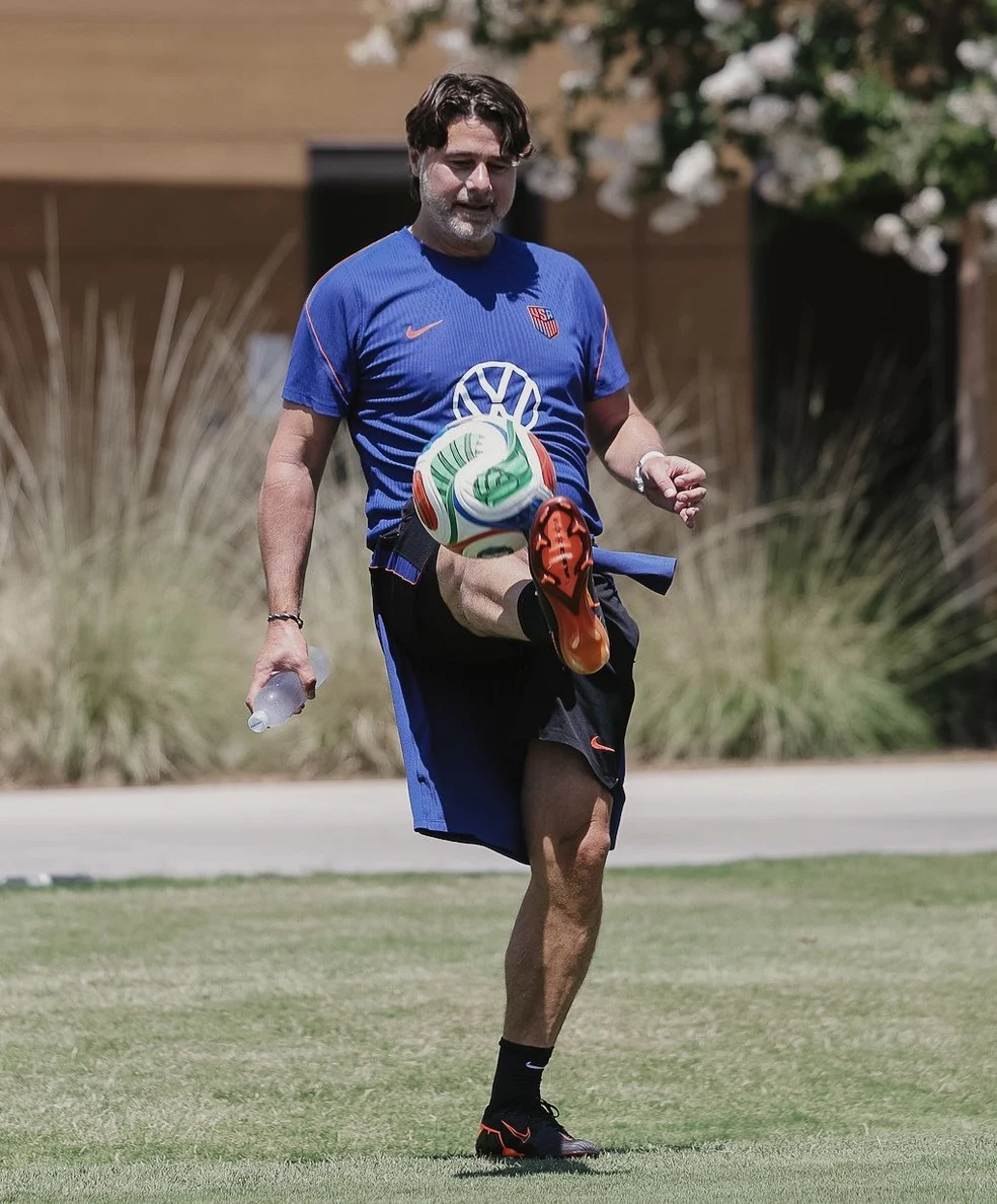 Pochettino altinha durante treino dos Estados Unidos em Irvine