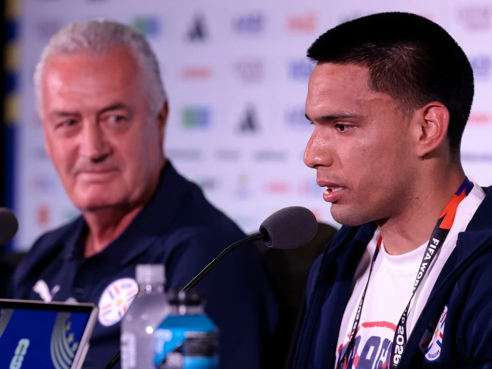 Meia do Paraguai emocionado durante coletiva