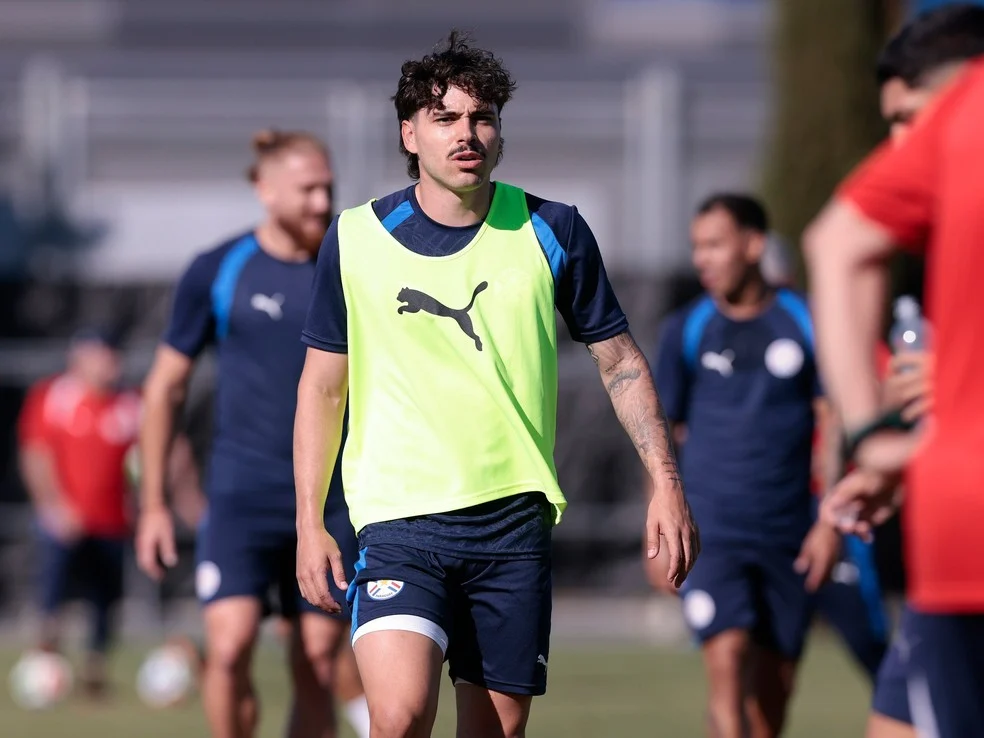 Maurício do Palmeiras em ação pela seleção paraguaia