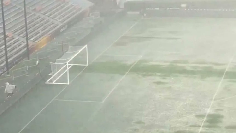 Gramado alagado no Jordan-Hare antes de Argentina x Islândia