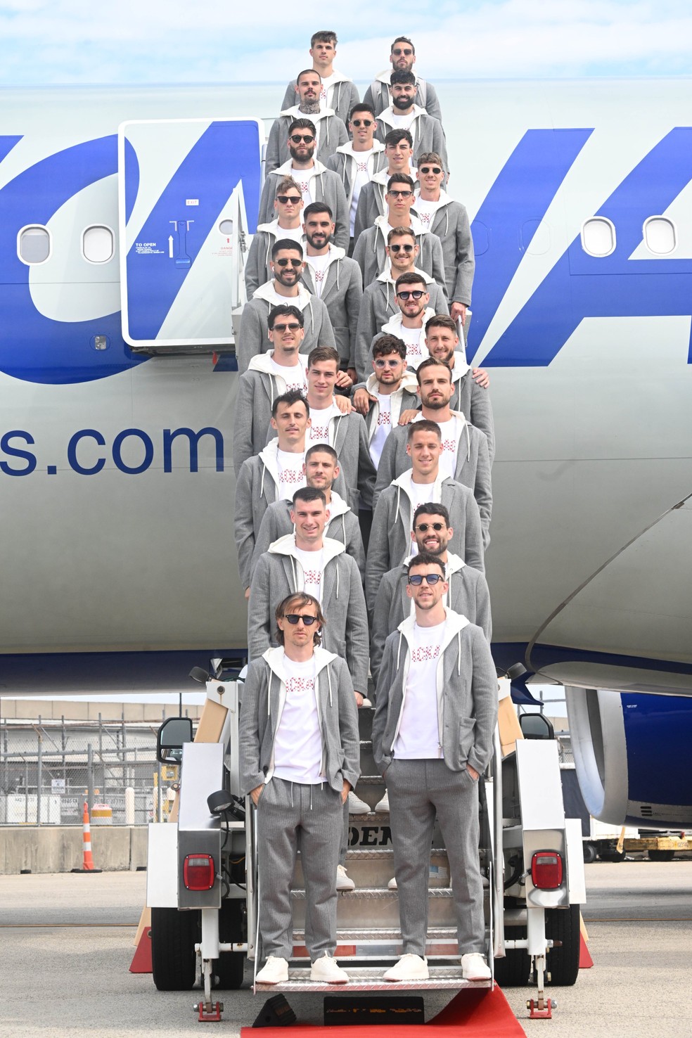 Croácia chega aos Estados Unidos: seleção posa na escada do avião