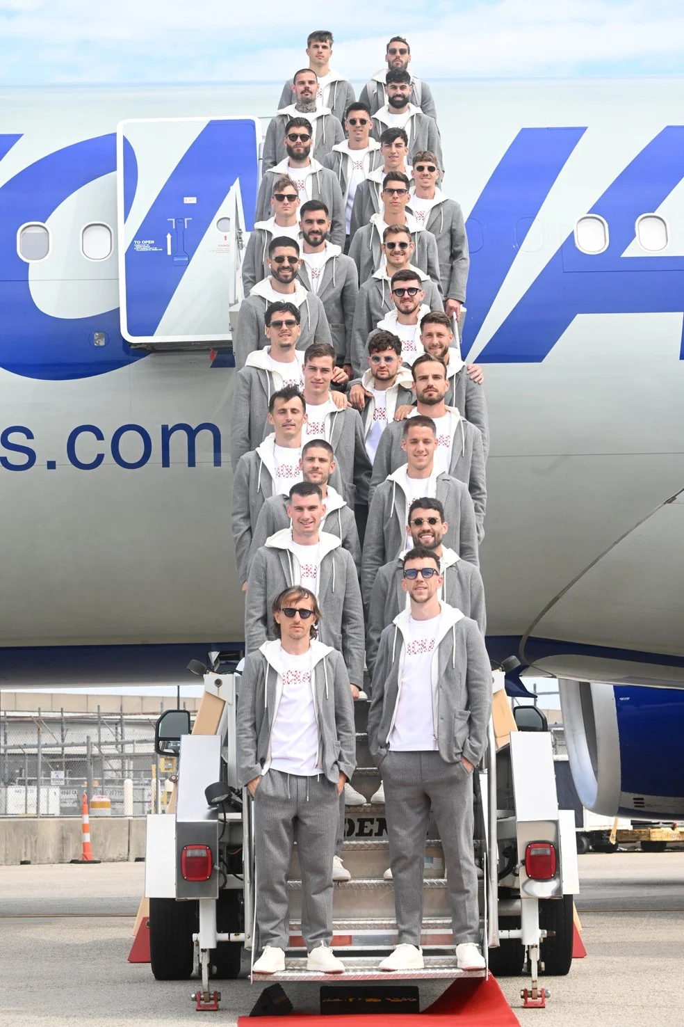 Croácia chega aos Estados Unidos: seleção posa na escada do avião