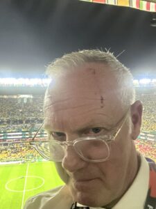 Warren Barton com corte na testa após ser atingido por garrafa