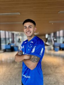 Gabriel Rojas com a camisa do Cruzeiro