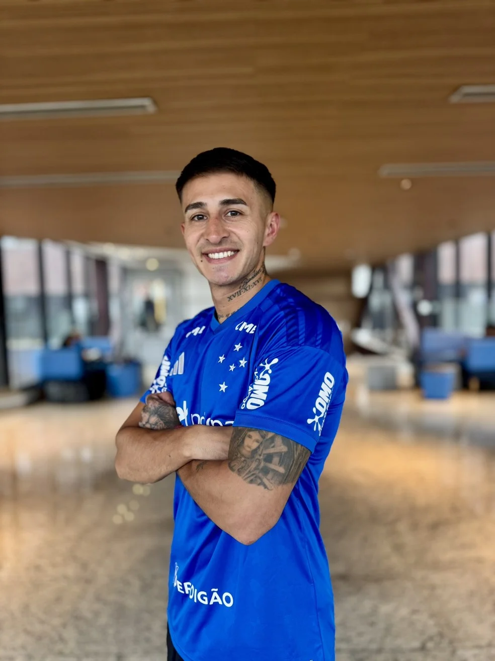 Gabriel Rojas com a camisa do Cruzeiro