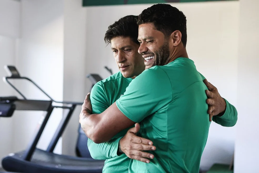 Hulk no Fluminense em foto com Cano