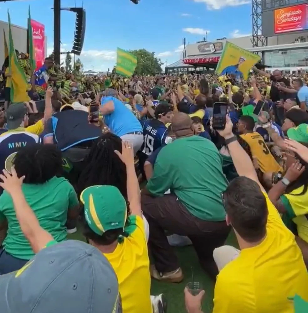 Torcida brasileira nas imediações do estádio da Filadélfia