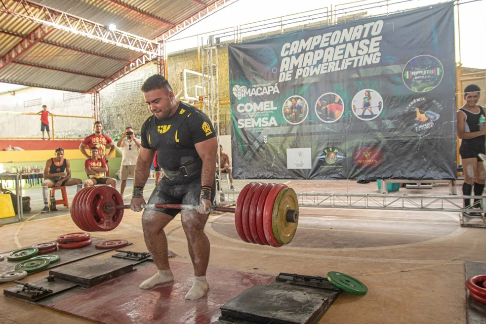 Atletas em aquecimento no Campeonato Amapaense de Powerlifting