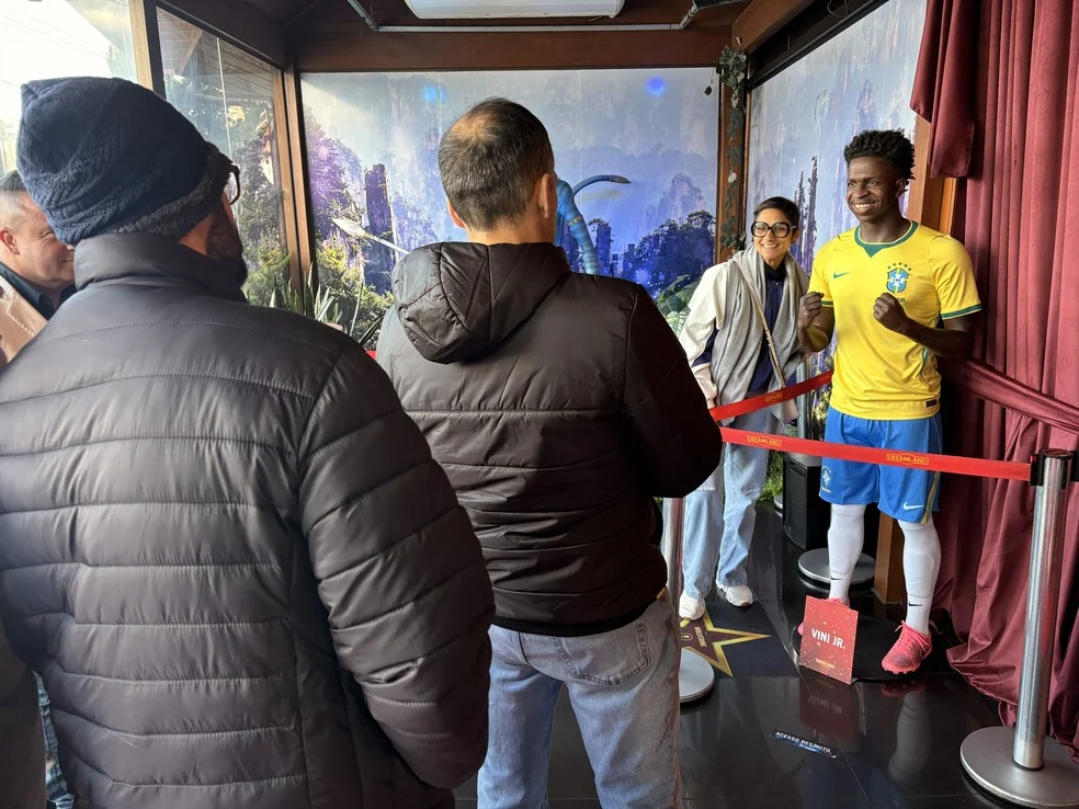 Estátua de Vini Jr em museu de cera em Gramado