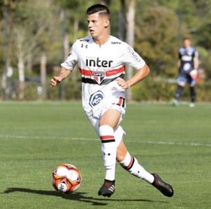 Bruno Dip lateral do Serra Branca Série D em ação na base do São Paulo