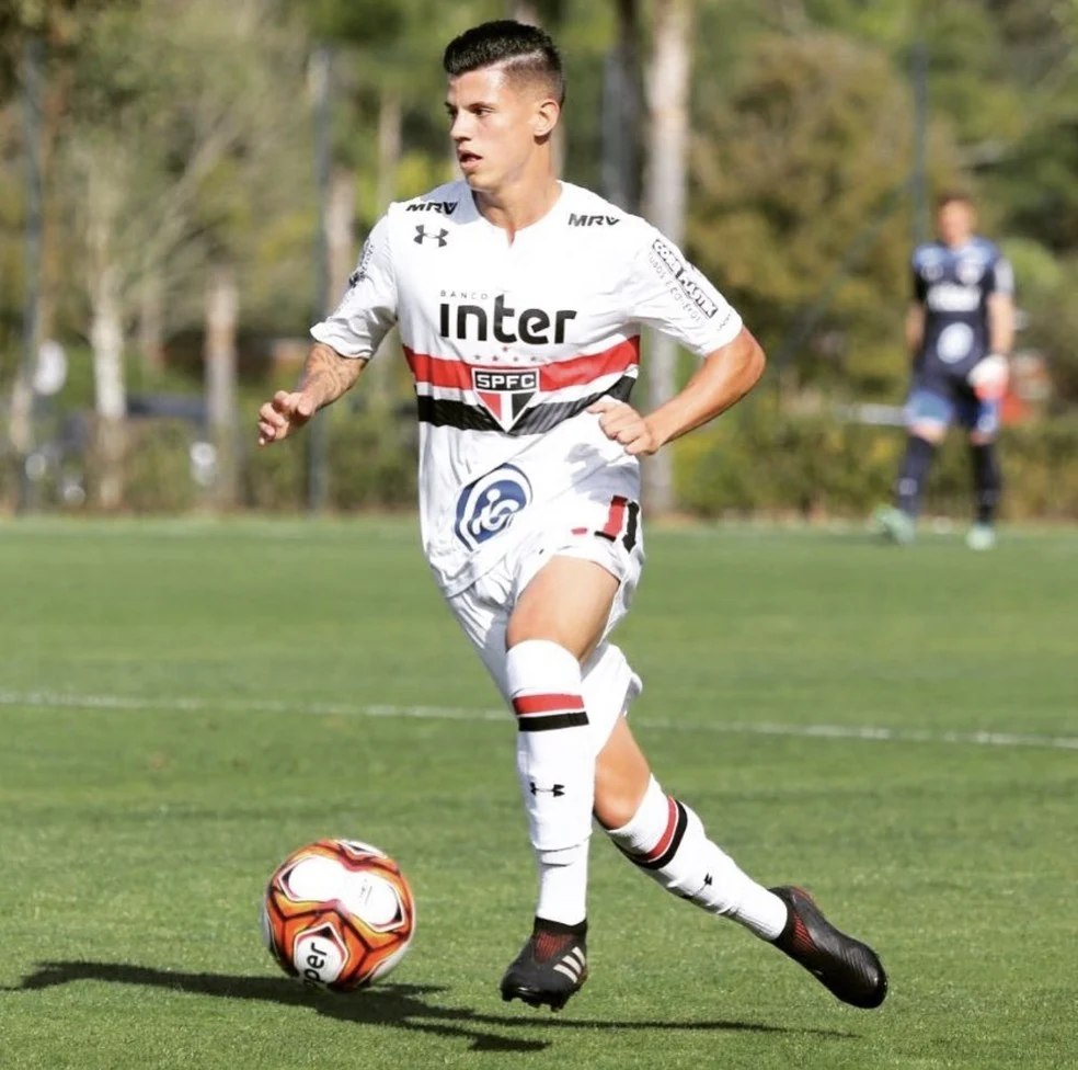 Bruno Dip lateral do Serra Branca Série D em ação na base do São Paulo
