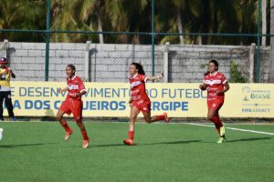 Atletas em partida do futebol feminino em Sergipe