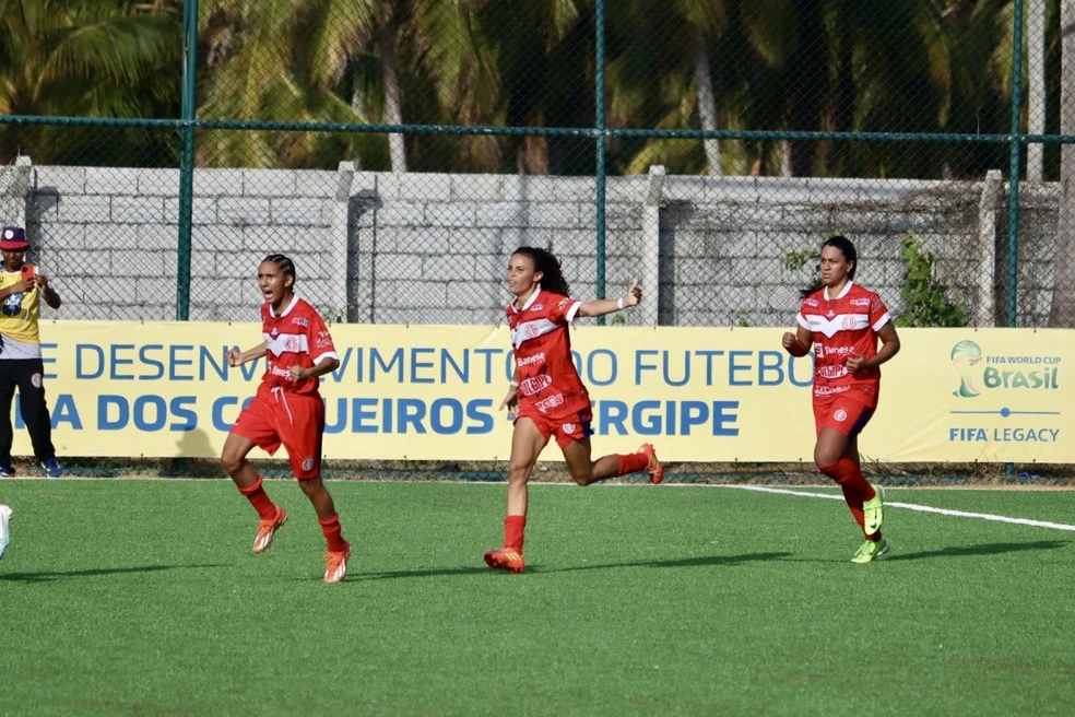 Atletas em partida do futebol feminino em Sergipe