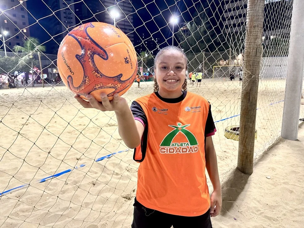 Ana Kézia (Martinha) jogando futebol de areia na Praia de Iracema