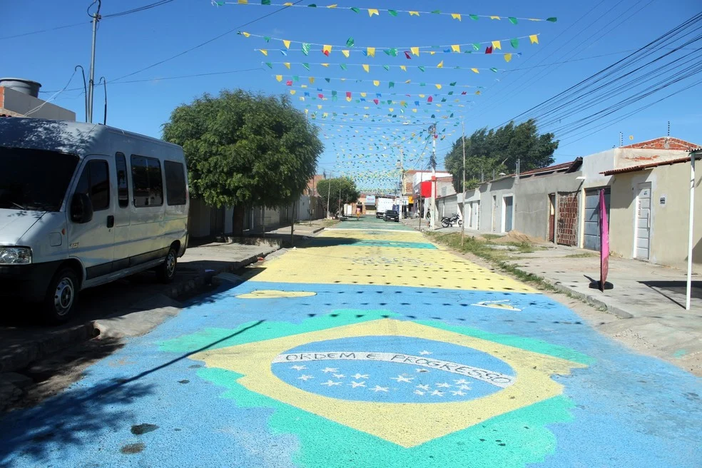 Telões em Petrolina para a estreia do Brasil na Copa do Mundo — torcedores nas ruas decoradas