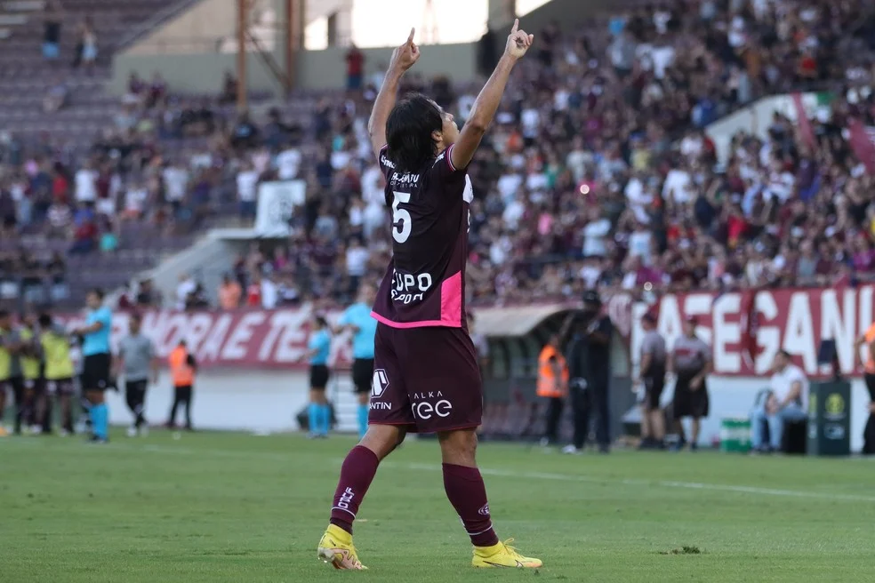 Ricardinho da Ferroviária comemorando acesso