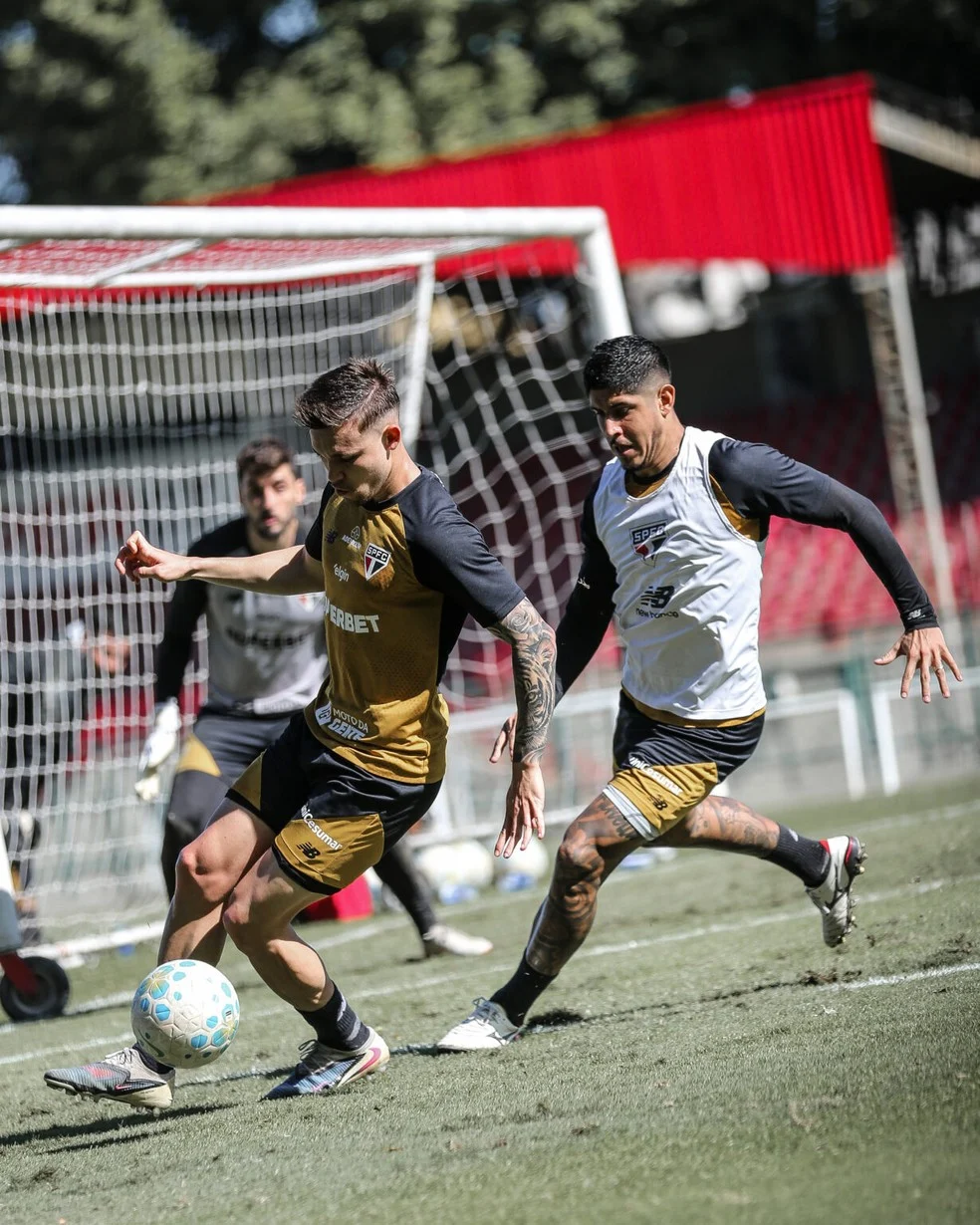 São Paulo treina no CT da Barra Funda — jogadores em atividade