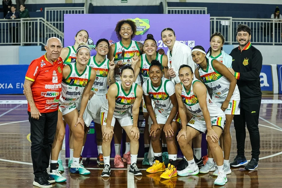 Sampaio Basquete em comemoração após vitória na LBF