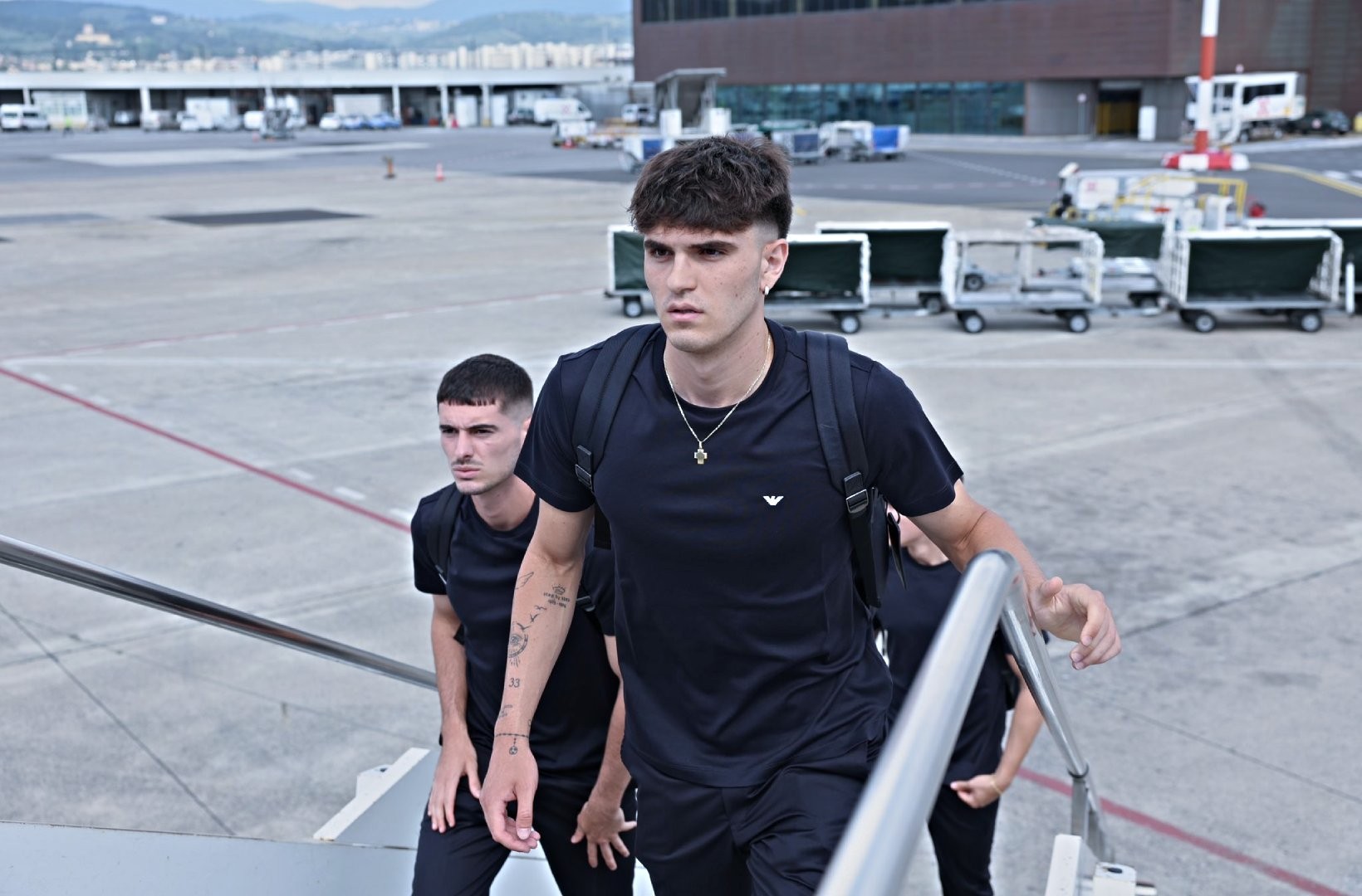 Jogadores da Itália fora da Copa 2026 embarcando em um avião