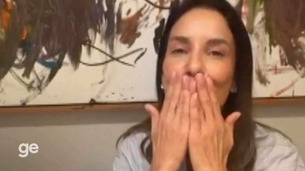 Vozinha Ivete Sangalo: Ivete manda recado ao goleiro destaque