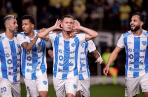 Corona comemorando gol do Ivinhema — Ivinhema avança
