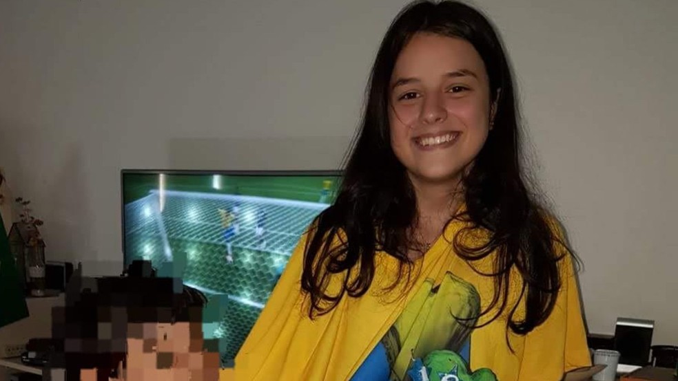 Isadora Bandeira — Nascida no dia do Penta e apaixonada pela Copa