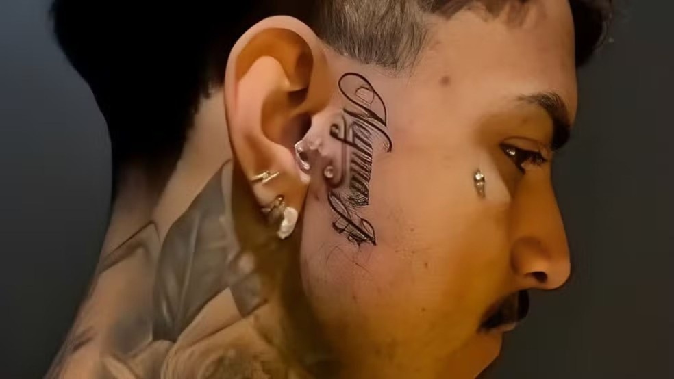 Allan Kennedy tatua Neymar no rosto
