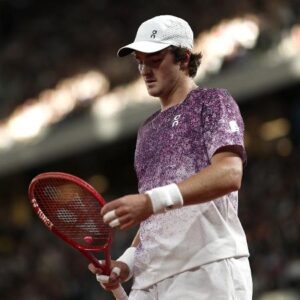 João Fonseca durante partida contra Jakub Mensik em Roland Garros