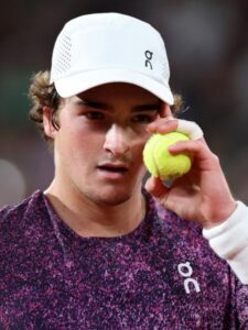 João Fonseca durante partida nas quartas de final de Roland Garros 2026
