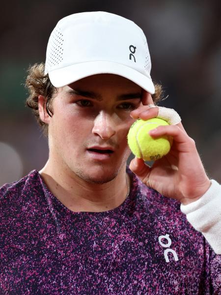 João Fonseca durante partida nas quartas de final de Roland Garros 2026