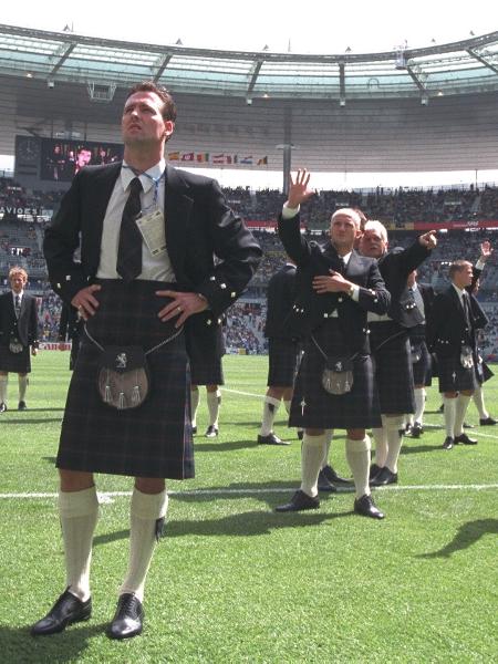 Jogadores da Escócia usando kilt na Copa do Mundo de 1998