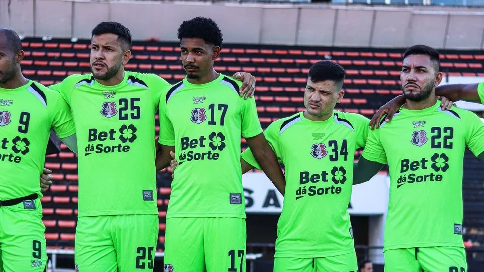 Jogadores do Santa Cruz em treino: Santa Cruz paga salários