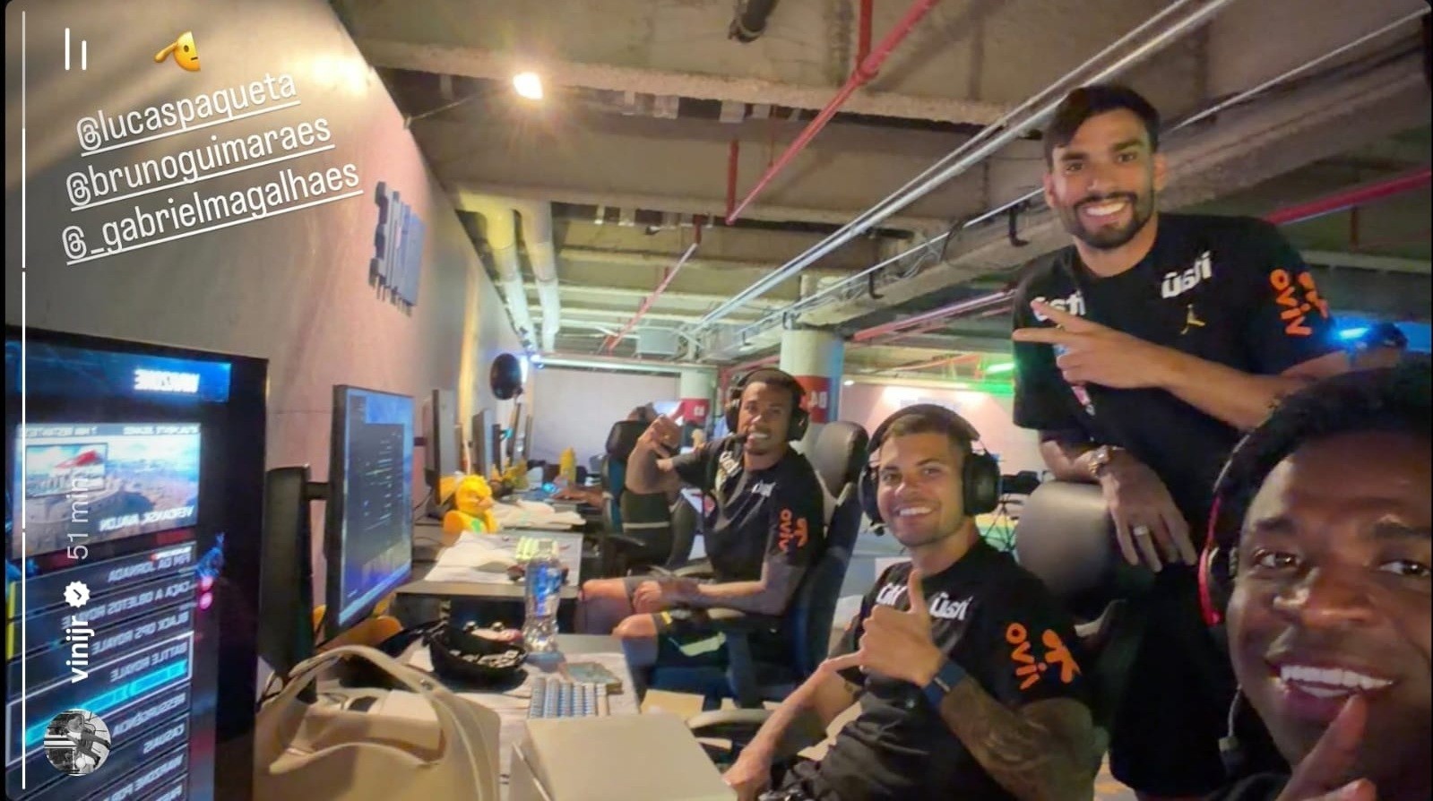 Vini Jr. e companheiros em lan house da seleção brasileira em Nova Jersey