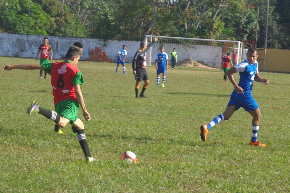 Jogadores em campo na Copa Rio Branco de Futebol Amador — Semel/Divulgação