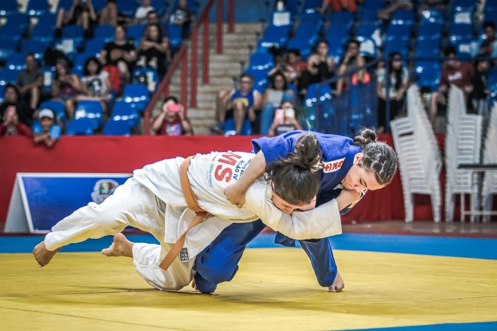 Judô nos Jogos Escolares MS — atleta em competição