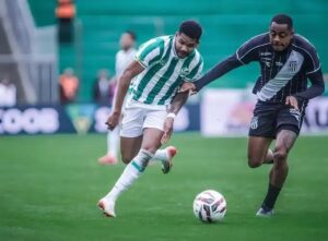 Ponte Preta em lance contra Juventude