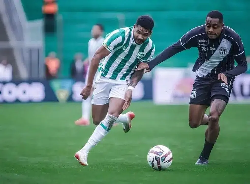 Ponte Preta em lance contra Juventude