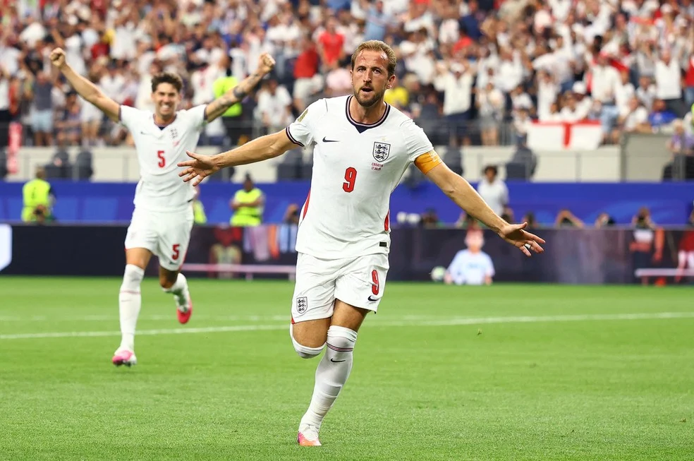 Harry Kane comemorando gol na estreia