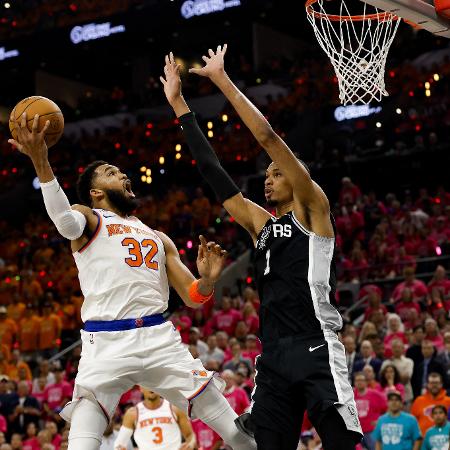Karl-Anthony Towns do New York Knicks marcado por Victor Wembanyama do San Antonio Spurs durante as finais da NBA