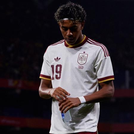 Lamine Yamal em amistoso da seleção espanhola no RCDE Stadium