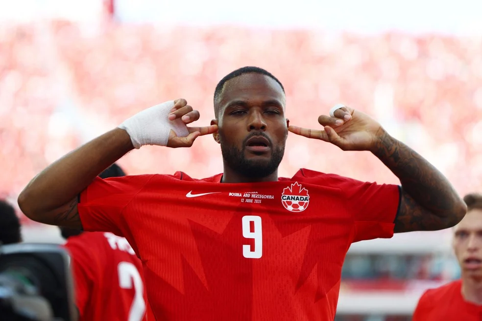 Cyle Larin comemorando, reprodução da comemoração Memphis