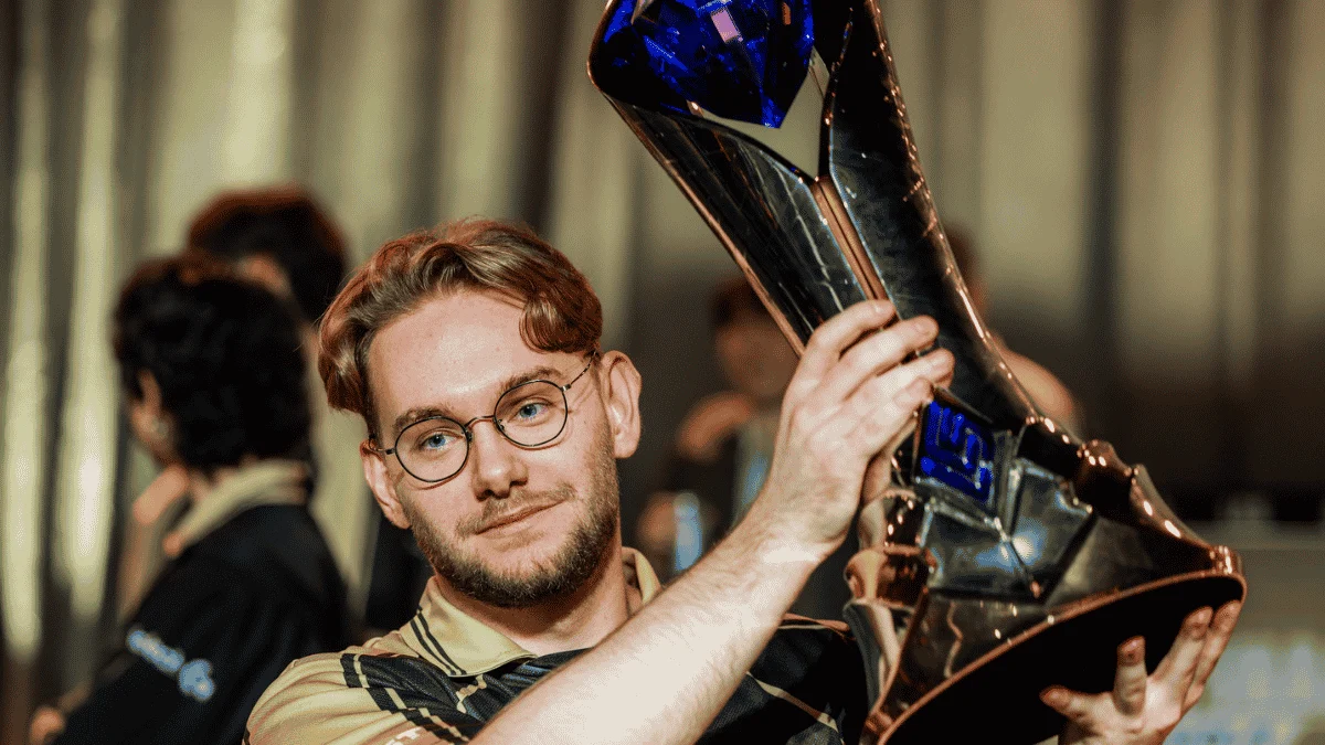 Jogadores da LYON campeã LCS comemoram o título